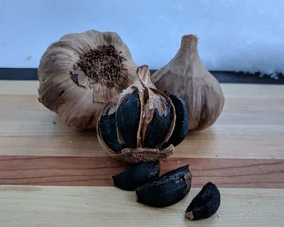 تصویر 4 از سیر سیاه خام تازه و خوشمزه با بسته‌ بندی شکیل